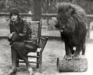 greta-garbo-and-leo-the-lion-in-1926-sad-hill-archive